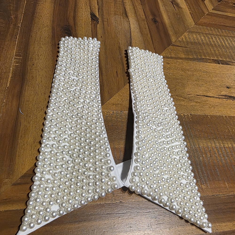 Elegant Pearl Embellished Collar